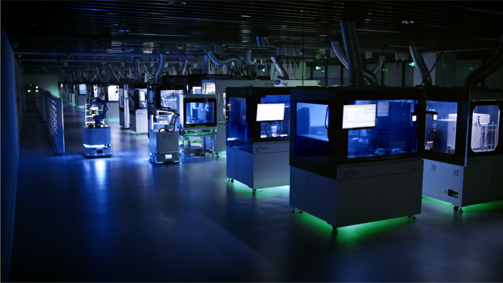 晶泰科技在线下大规模部署的 AI 自主实验平台