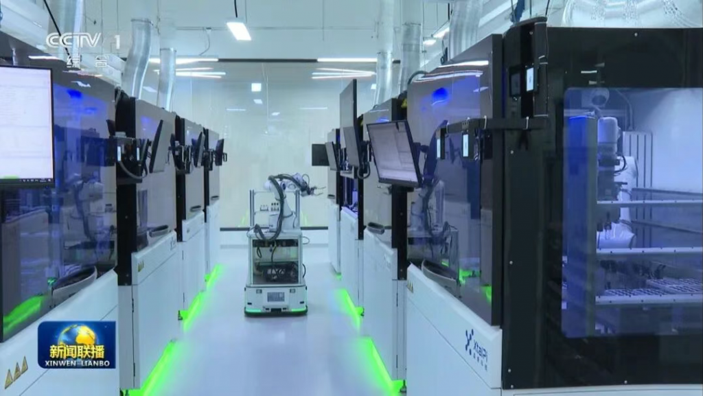 晶泰科技 AI 自主实验平台——合成工作岛 图 | 新闻联播